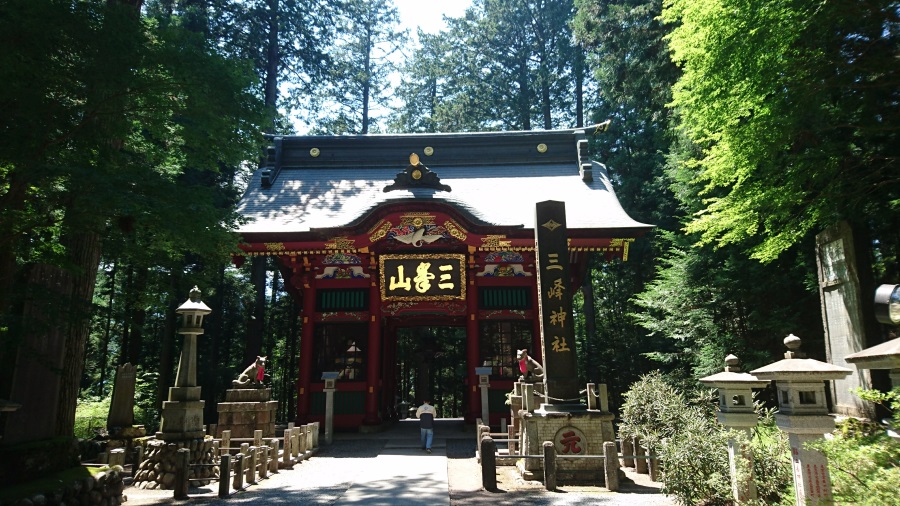 三峯神社山門